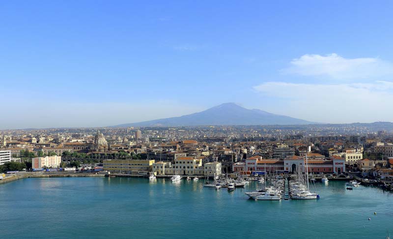 Catania mit dem Vulkan Etna im Hintergrund