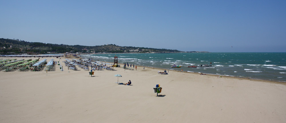 Der Strand und der Pizzomunno in Vieste